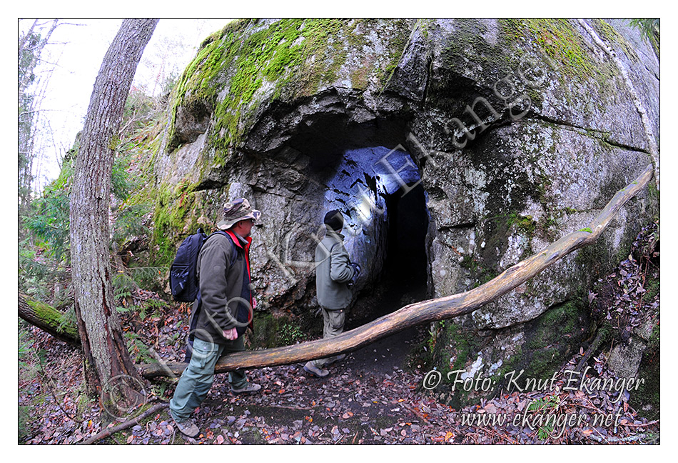 Inngangen til Bratts hula.  Lyktene ble tent og vi kunne fortsette gjennom hula - mot toppen.   -   Foto: Knut Ekanger / www.ekanger.net