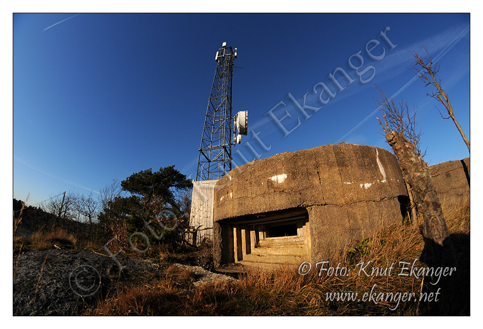Bunker inngangen var bak ved masta.   -   Foto: Knut Ekanger / www.ekanger.net