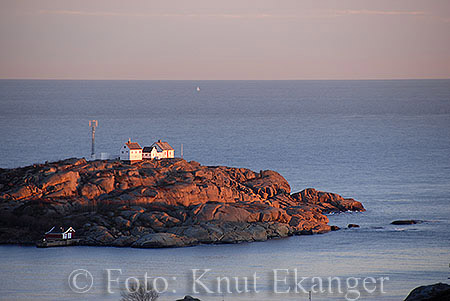 Stavernsodden fyr sett fra Signalen i Stavern - flott utsiktspunkt -  Foto: Knut Ekanger