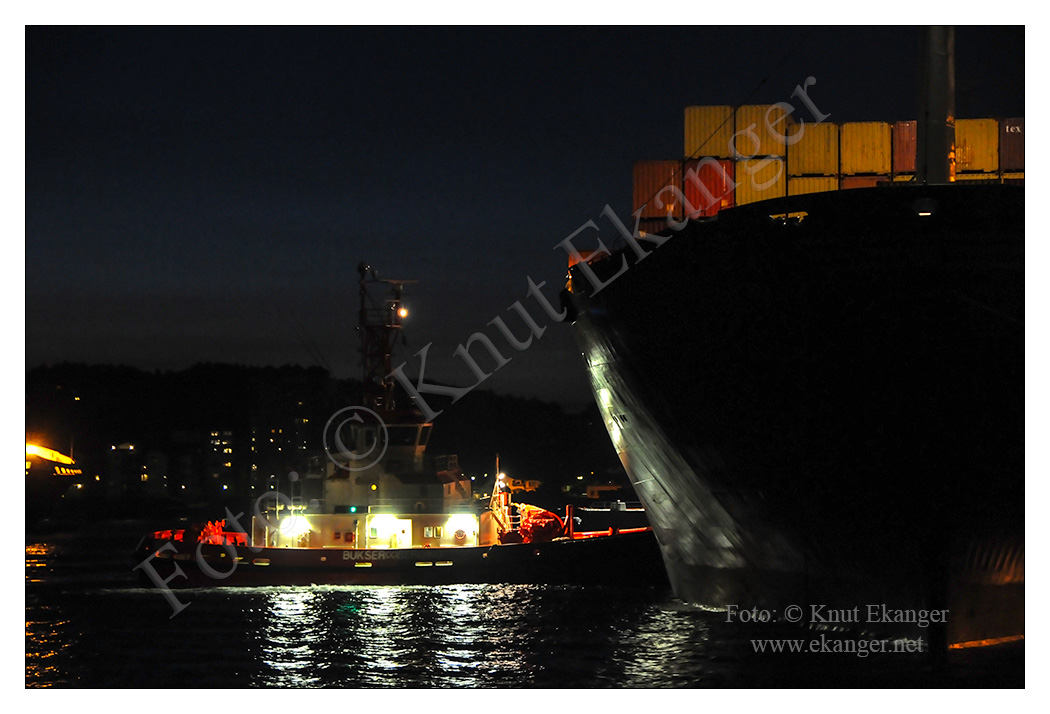 Nattfoto viser Belos som jobber med  f et strre containerskip til kai i Larvik Havn - 20.05.2011.